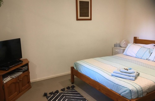 Woollamia Hotel | Pet-Friendly Le Shack Studio by the River - Rated 9.4/10