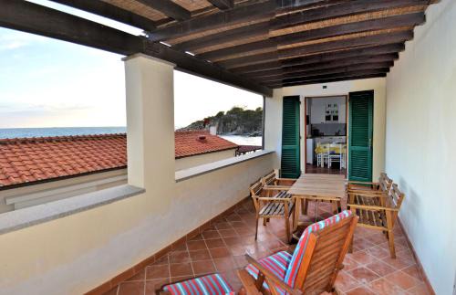 Cavoli Apartment | Discover Le Soleil: Pet-Friendly Oceanfront Retreat