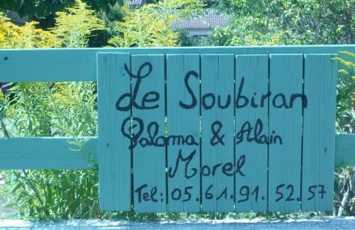 Berat Bed & Breakfast | Inviting Le Soubiran: Oceanfront Pool and Family-Friendly Stays