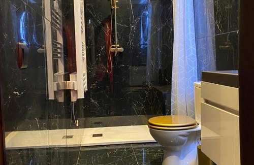Melun Apartment | Romantic Escape at Le Souffle de l'Amour with Hot Tub