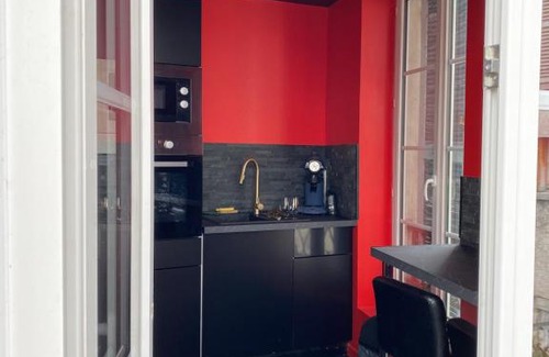 Melun Apartment | Romantic Escape at Le Souffle de l'Amour with Hot Tub