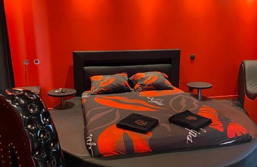 Melun Apartment | Romantic Escape at Le Souffle de l'Amour with Hot Tub