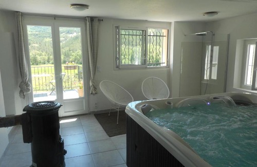 Barret-sur-Meouge House | Relax at Le spa de la Méouge - 4-Star Family Getaway