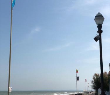 Saint-Regnobert-de-la-Cote-de-Nacre Apartment | Le Spot: Cozy Studio Steps from the Beach, Rated 9/10