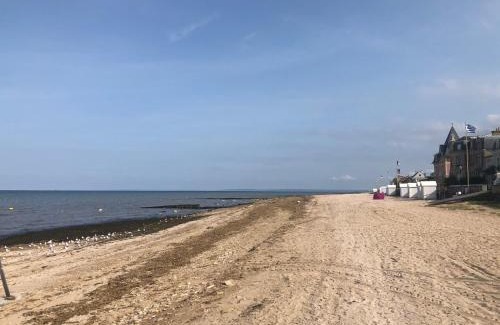 Saint-Regnobert-de-la-Cote-de-Nacre Apartment | Le Spot: Cozy Studio Steps from the Beach, Rated 9/10