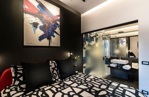 Mergellina Bed & Breakfast | Indulge at Le stanze del Barone: 4-Star Family Retreat