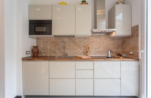 Oltrarno House | Cozy Stays at Le Stanze di Carla: Kitchen & Private Bath