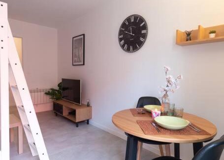 Le Kremlin-Bicetre Apartment | Cozy Le Studieux T1 near Paris with Family-Friendly Perks