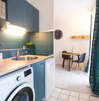 Le Kremlin-Bicetre Apartment | Cozy Le Studieux T1 near Paris with Family-Friendly Perks