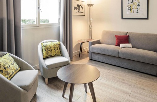 Le Kremlin-Bicetre Apartment | Family-Friendly Stay at Le Studio 1517 with High Ratings