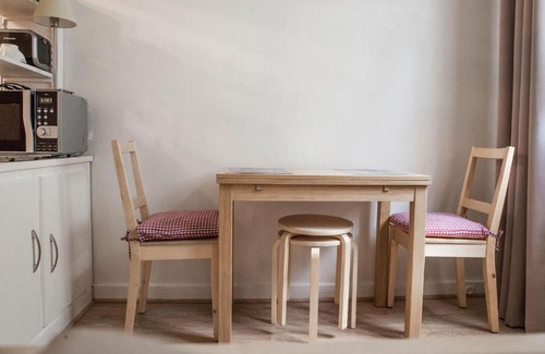 Le Kremlin-Bicetre Apartment | Family-Friendly Stay at Le Studio 1517 with High Ratings