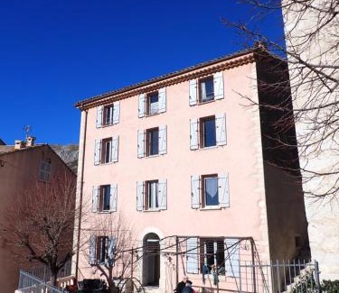 Coursegoules Apartment | Cozy Le Studio Côté Chapelle with Breakfast Included