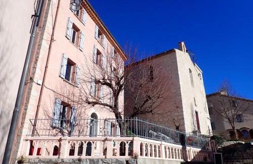 Coursegoules Apartment | Cozy Le Studio Côté Chapelle with Breakfast Included