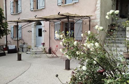 Coursegoules Apartment | Cozy Le Studio Côté Chapelle with Breakfast Included