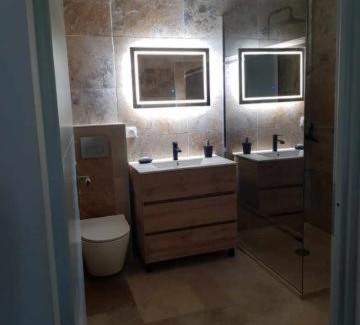 Roquemaure Apartment | Delightful Chambre d'hôtes d Aurélie with Spa & Hot Tub