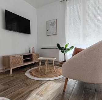 Chateaudun-Bannier Apartment | Pet & Child Friendly Retreat at Le Studio Dunois