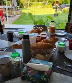 Le Poire-sur-Vie Apartment | Oceanfront Le Studio: Family-Friendly with Pool & Breakfast