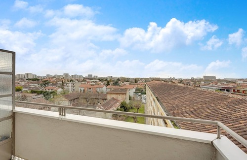 Croix de Pierre Apartment | Explore Le Synopsis: Cozy T3 with Garage & Spa Amenities