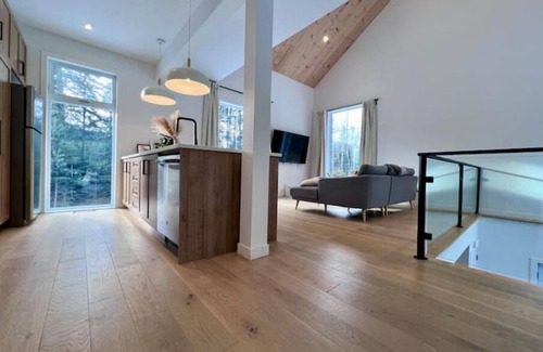 Matawinie Regional County Municipality House | Indulge at Le Tracy: Ocean View, Spa & Hot Tub Awaits!