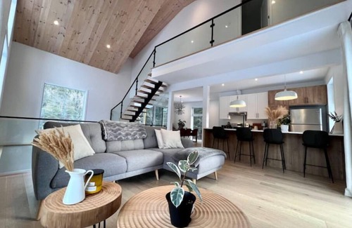 Matawinie Regional County Municipality House | Indulge at Le Tracy: Ocean View, Spa & Hot Tub Awaits!