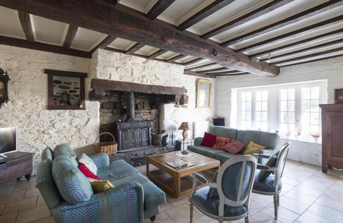 Saint-Coulomb House | Discover Comfort at Le Tannée - A 4-Star Pet-Friendly Haven