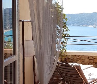 Torre del Mare Bed & Breakfast | Pet-Friendly LE TERRE DEL DRAGO Apartment with Ocean View