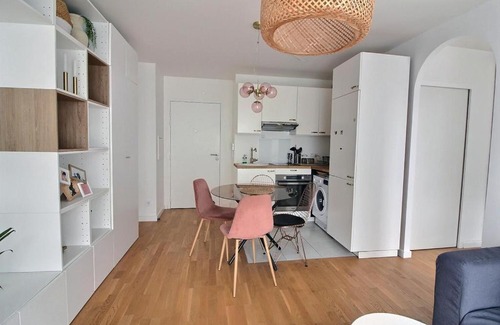 Suresnes Apartment | Child-Friendly Le Toît du Montvalerien in Suresnes