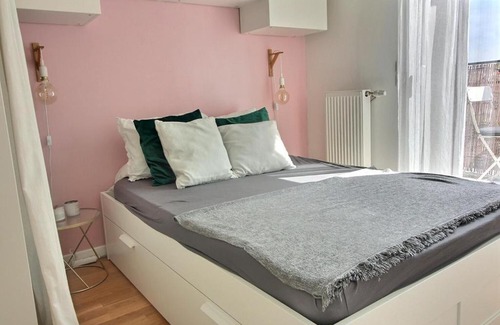 Suresnes Apartment | Child-Friendly Le Toît du Montvalerien in Suresnes