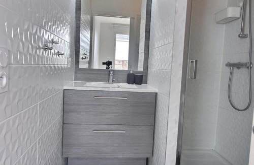 Suresnes Apartment | Child-Friendly Le Toît du Montvalerien in Suresnes