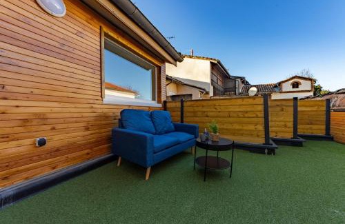 Castelsarrasin Apartment | Convenient Le Toit Terrasse with Easy Parking & Family Friendly