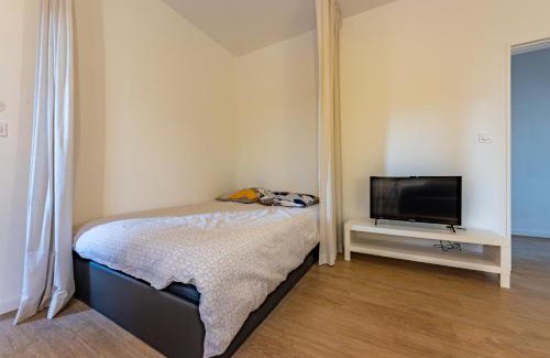Castelsarrasin Apartment | Convenient Le Toit Terrasse with Easy Parking & Family Friendly