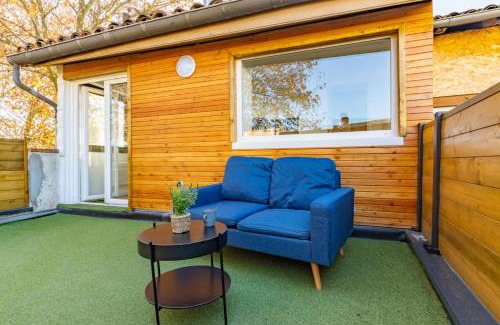 Castelsarrasin Apartment | Convenient Le Toit Terrasse with Easy Parking & Family Friendly