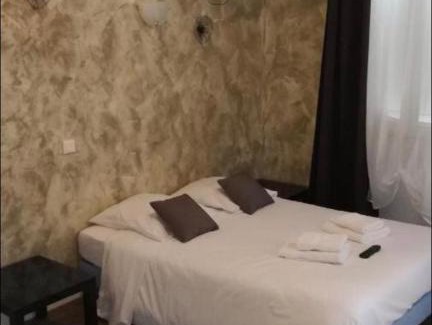 Jagée Hotel | Discover Le Toro Bleu: Pet-Friendly Haven with Dining