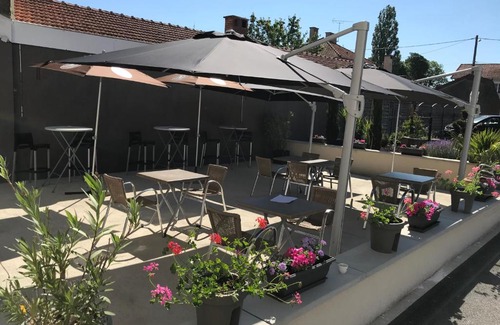 Jagée Hotel | Discover Le Toro Bleu: Pet-Friendly Haven with Dining