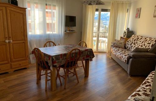 Font-Romeu-Odeillo-Via Apartment | Cozy Le Trebens: Steps from the Cable Car & Dining