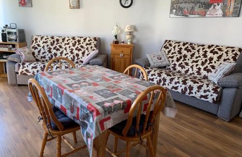 Font-Romeu-Odeillo-Via Apartment | Cozy Le Trebens: Steps from the Cable Car & Dining