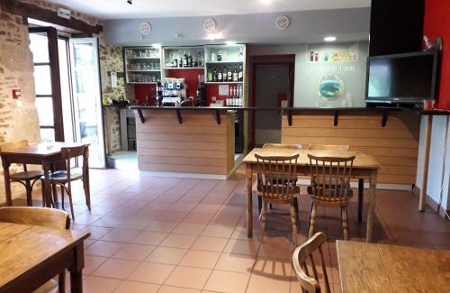Chataigneraie Cantalienne Bed & Breakfast | Pet-Friendly Getaway at Le Tromp' L'Œil with Breakfast