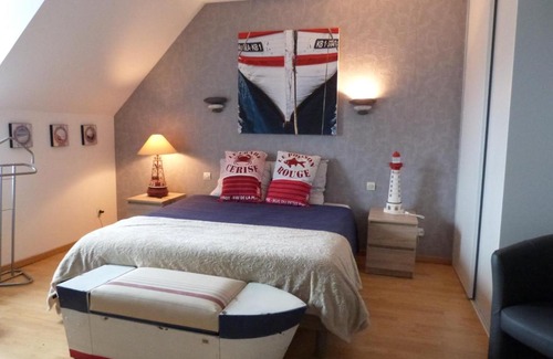 Saint-Guenole House | Convenient Stay at Le Trymen with Breakfast and Accessibility