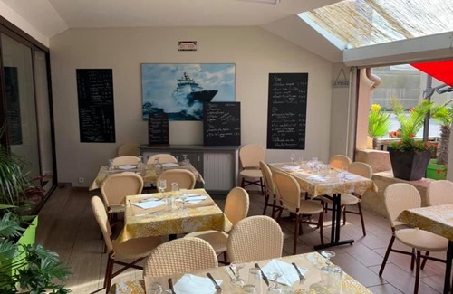 Saint-Guenole House | Convenient Stay at Le Trymen with Breakfast and Accessibility