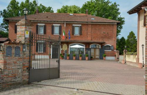 Province of Bologna House | Experience Comfort at Le Tuie: Rated 9/10 with Hot Tub