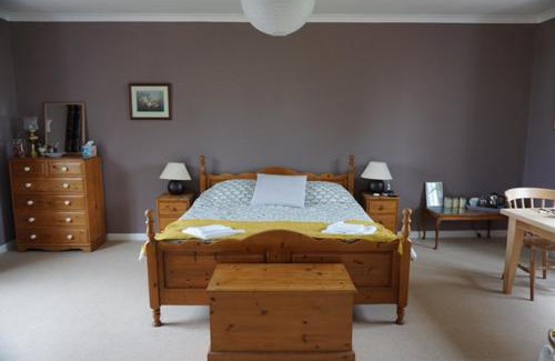 Saint-Yrieix-la-Perche Bed & Breakfast | Discover Le Tulipier de la Serre: Breakfast & Dining Await