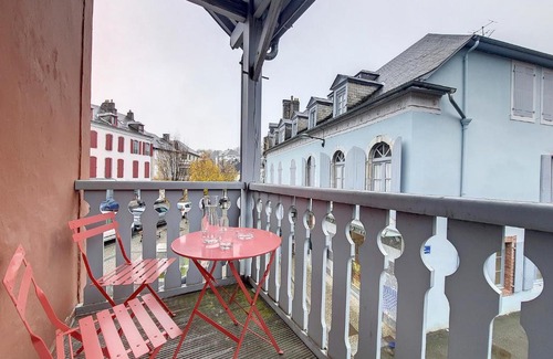 Bagneres-de-Bigorre Apartment | Discover Le Twenties: Family-Friendly Stay with Netflix