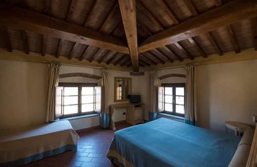 Chianni House | Relax at Le Vecchie Cantine with Pool & Spa Amenities