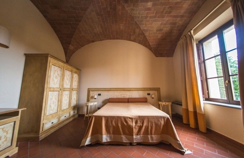 Chianni House | Relax at Le Vecchie Cantine with Pool & Spa Amenities