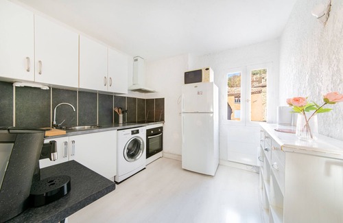 Riez Apartment | Le Verdon - Mountain View Apartment with Spa & Breakfast