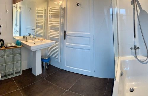 Colombiers Bed & Breakfast | Relax at Le Verger - Le Plessis with Family-Friendly Amenities