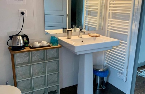Colombiers Bed & Breakfast | Relax at Le Verger - Le Plessis with Family-Friendly Amenities