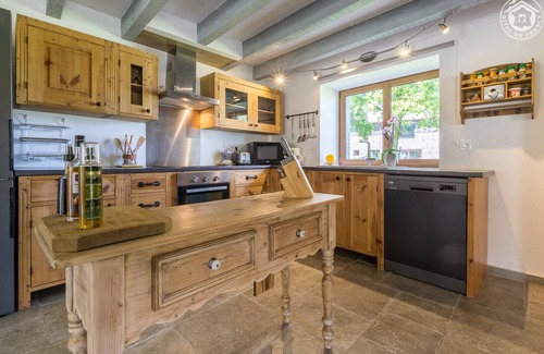 Traize House | Top-Rated LE Verger Gîte with Lake Views & Family Amenities