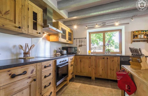 Traize House | Top-Rated LE Verger Gîte with Lake Views & Family Amenities