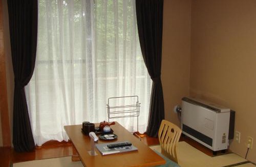 Zaoonsen Hotel | Relax at Le Vert Zao: Family-Friendly with Hot Tub & Dining